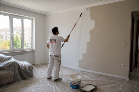 Esenler Ev Boyama Rehberi 2026 6 Esenler ev boyama hizmetinde Revak Dekor ustası uzun saplı rulo ile iç cephe duvar boyama uygulaması yapıyor.